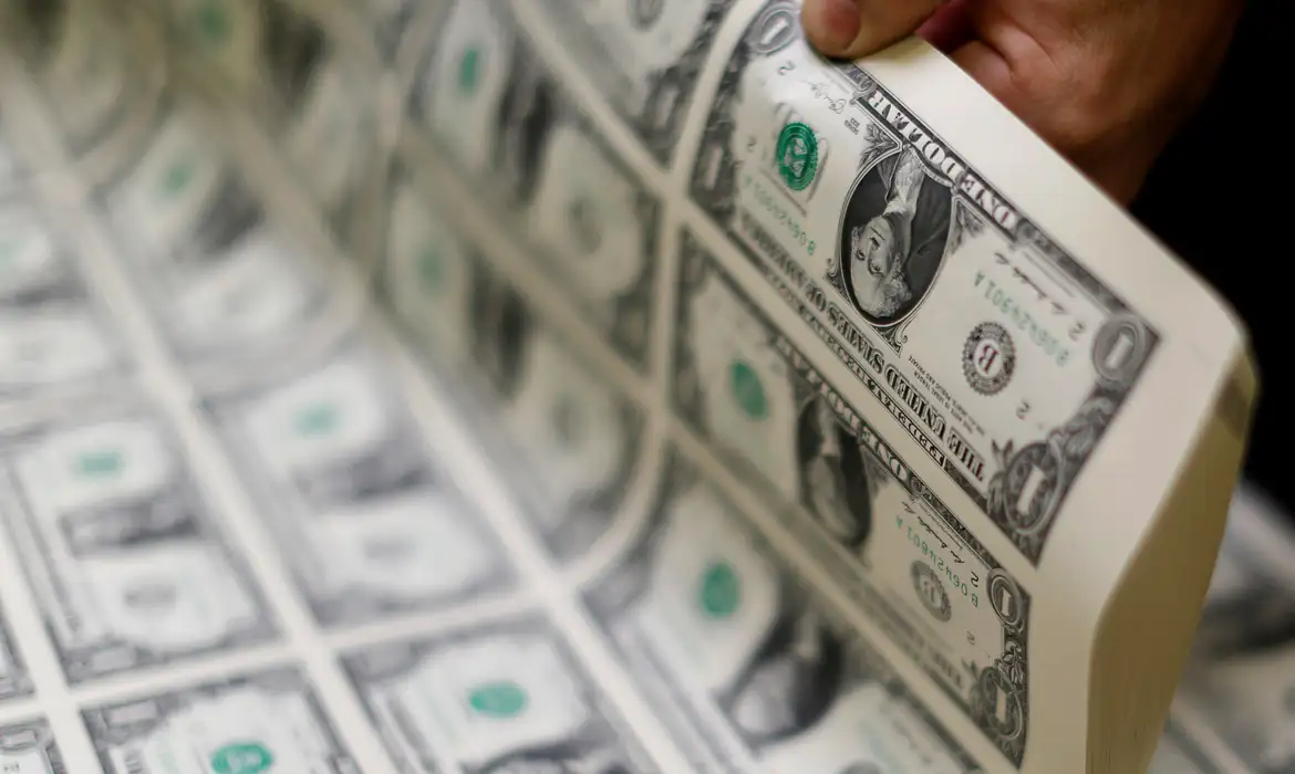 Dólar cai para R$ 5,47 um dia após estresse com Lei Magnitsky