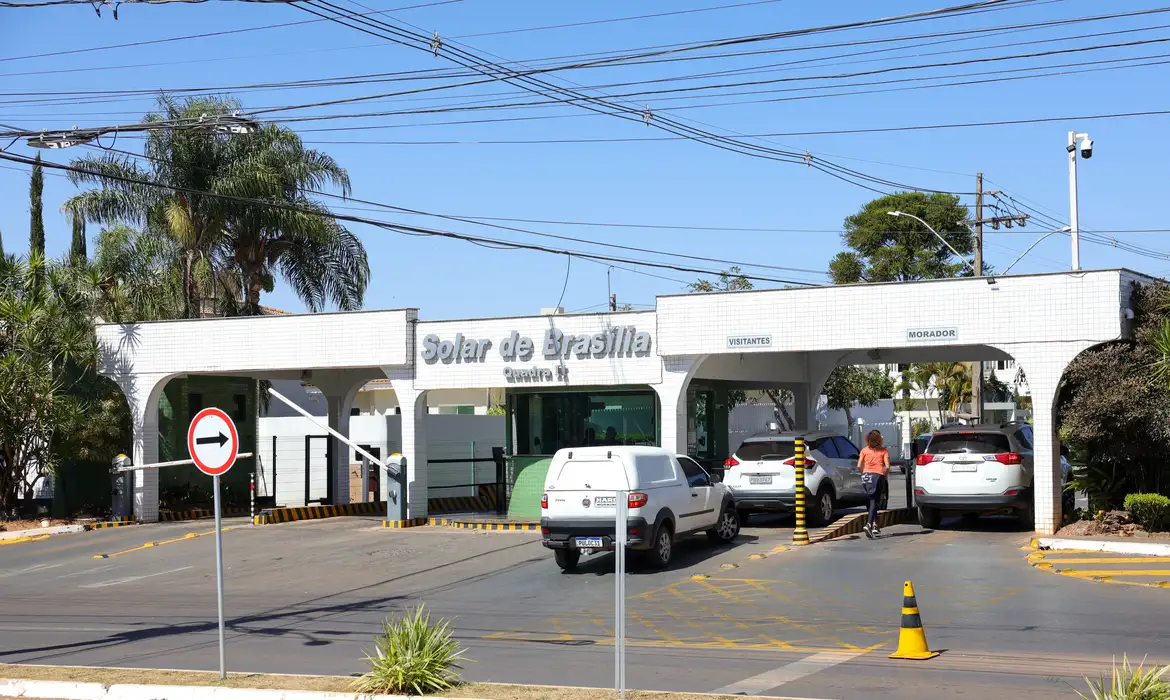Bolsonaro deixa prisão domiciliar e vai a hospital para exames médicos
