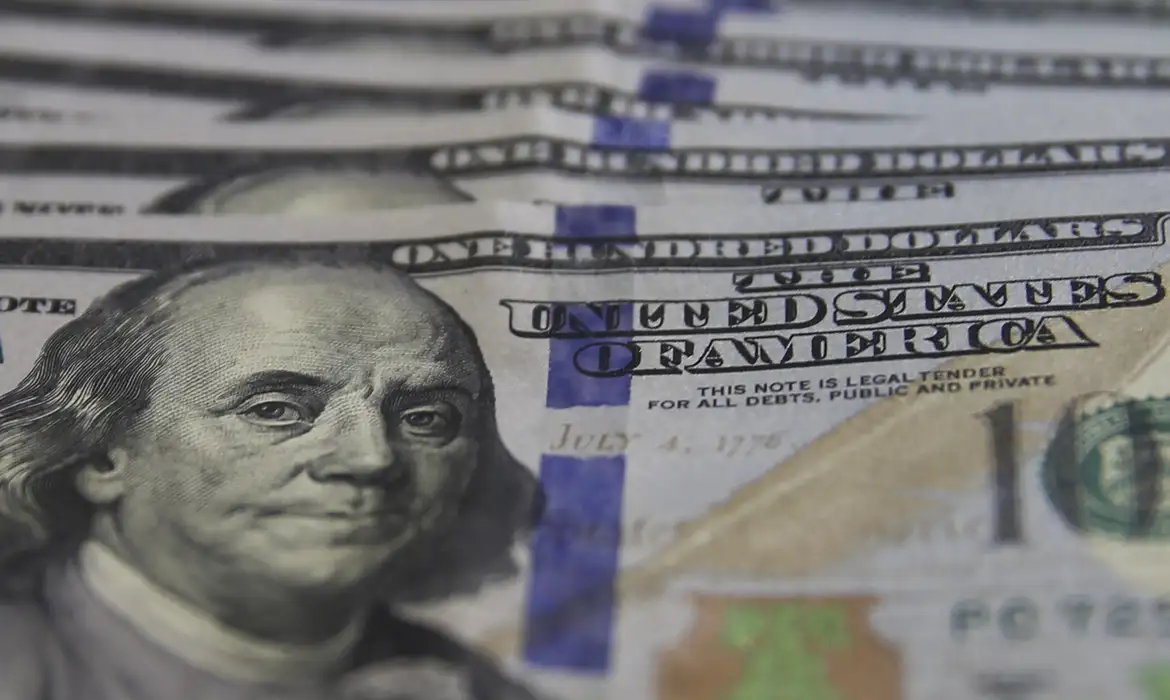 Dólar cai para R$ 5,38 e fecha no menor valor em mais de um ano