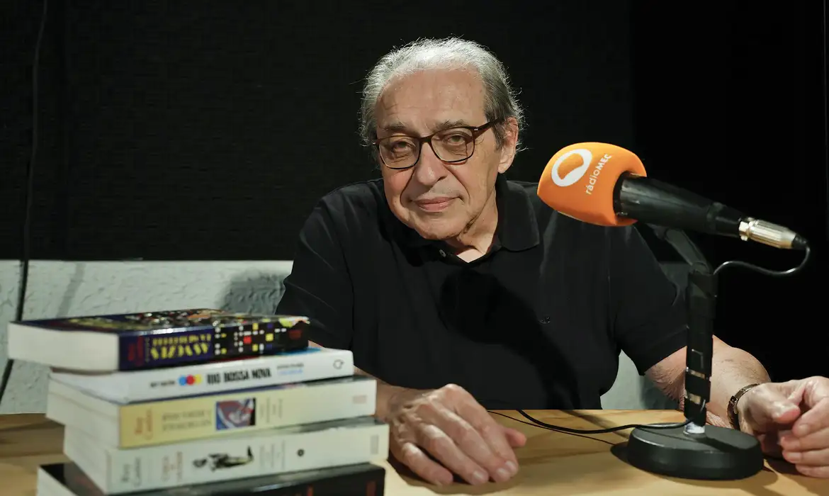 Série de Ruy Castro dedicada a Tom Jobim estreia na Rádio MEC