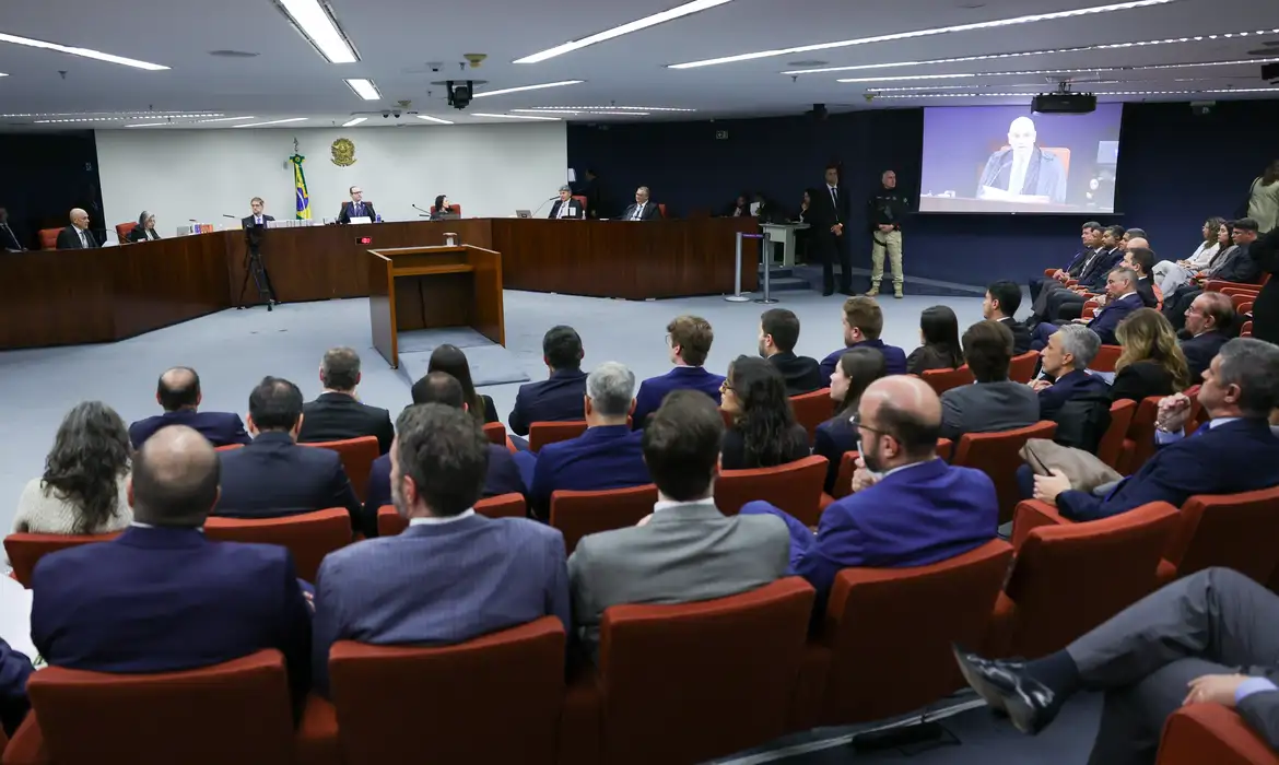 STF retoma julgamento de Bolsonaro após pausa; defesas serão ouvidas
