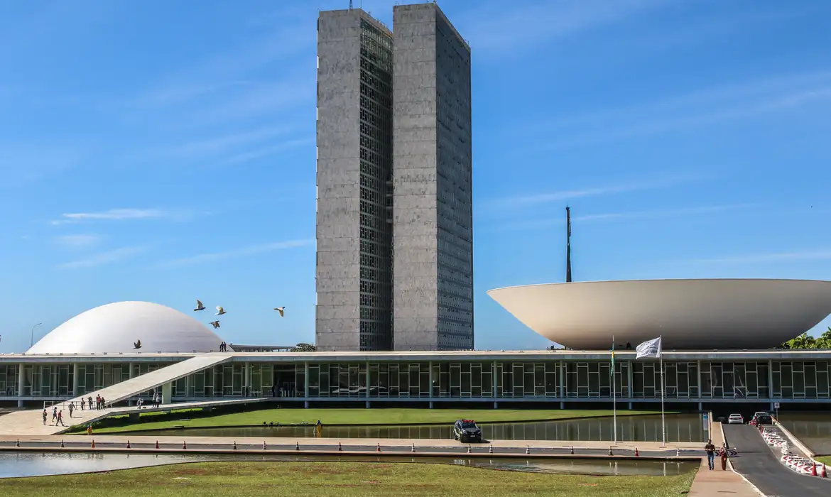 Senado aprova pena maior a quem fornecer drogas ou bebidas a menores