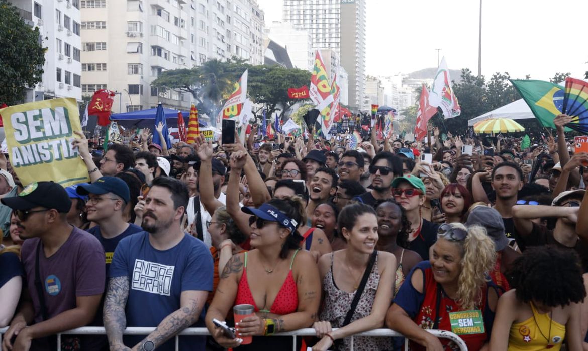 Ato no RJ com Caetano, Chico e Gil repudia anistia e PEC da Blindagem