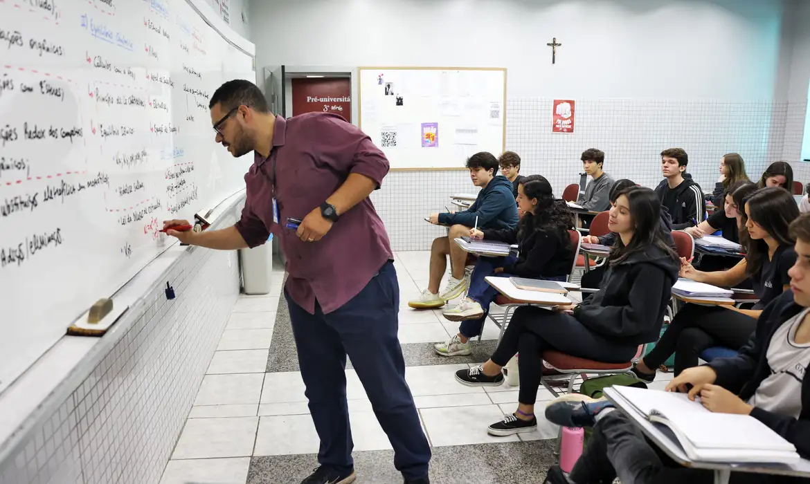 Número de professores temporários no Brasil é maior que na OCDE