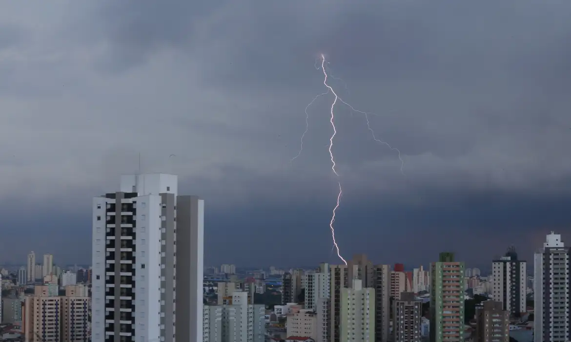 Ventos fortes em SP derrubam cobertura de arena e deixam 8 feridos