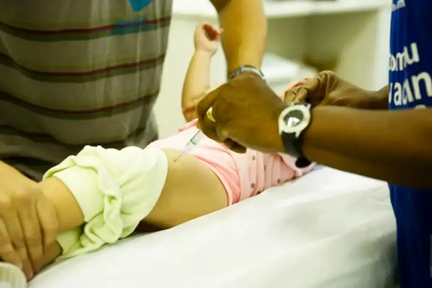 Crianças precisam continuar se vacinando contra a paralisia infantil