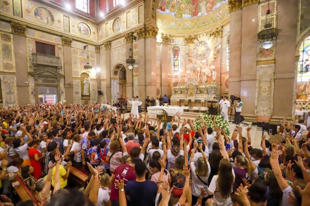 Na despedida, Imagem Original de Nossa Senhora de Nazaré volta ao Glória da Basílica Santuário