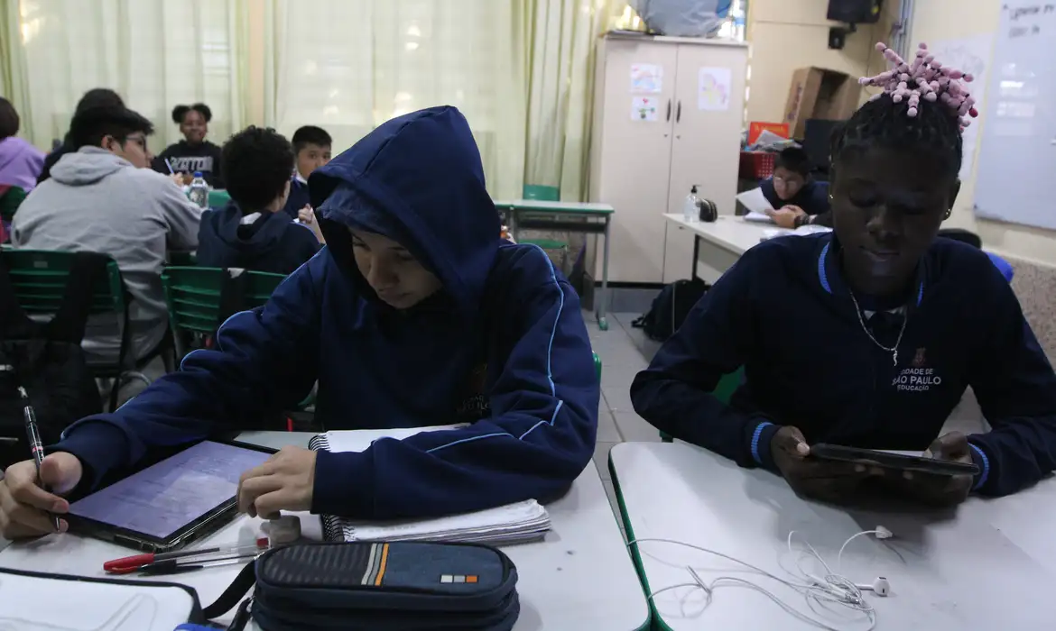 Professores no Brasil usam mais IA que média dos países da OCDE