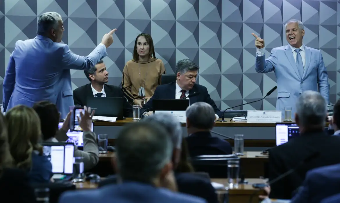 Ex-presidente do INSS se nega a responder perguntas de relator da CPI 
