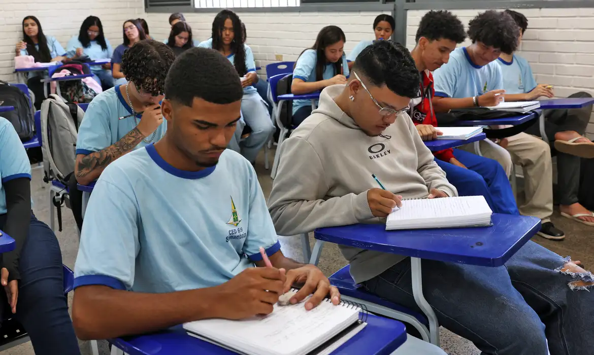 Beneficiário do Pé-de-Meia ganha R$ 200 se fizer dois dias de Enem