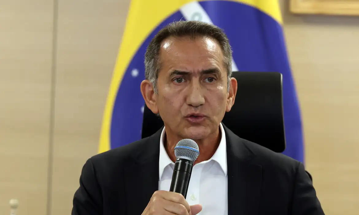 Ainda é impossível mensurar todos os danos do tornado, diz ministro