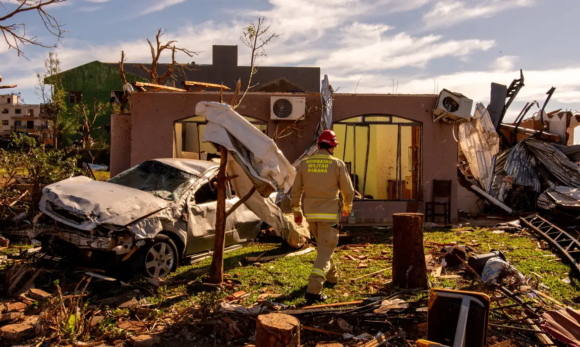 Cidade devastada por tornado tem 2 mil sem luz; 32 seguem internados