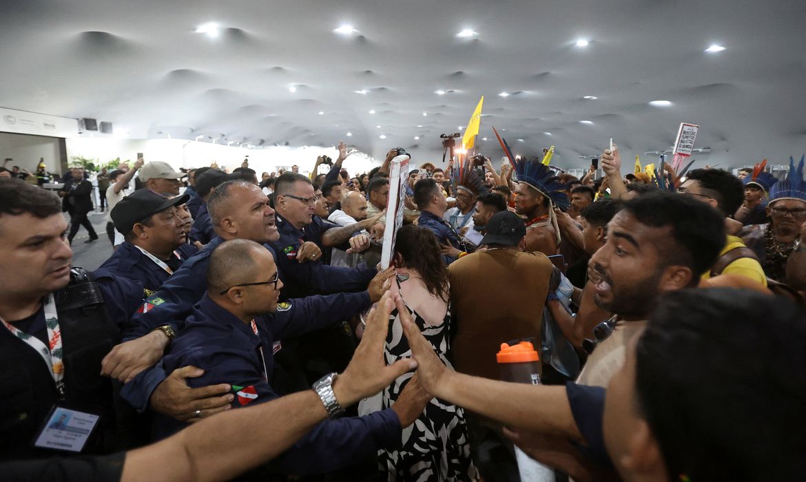 COP30: Manifestantes confrontam segurança para entrar em área restrita