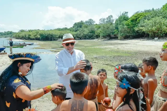 Lula visita aldeia indígena e promete energia para 4,3 mil famílias