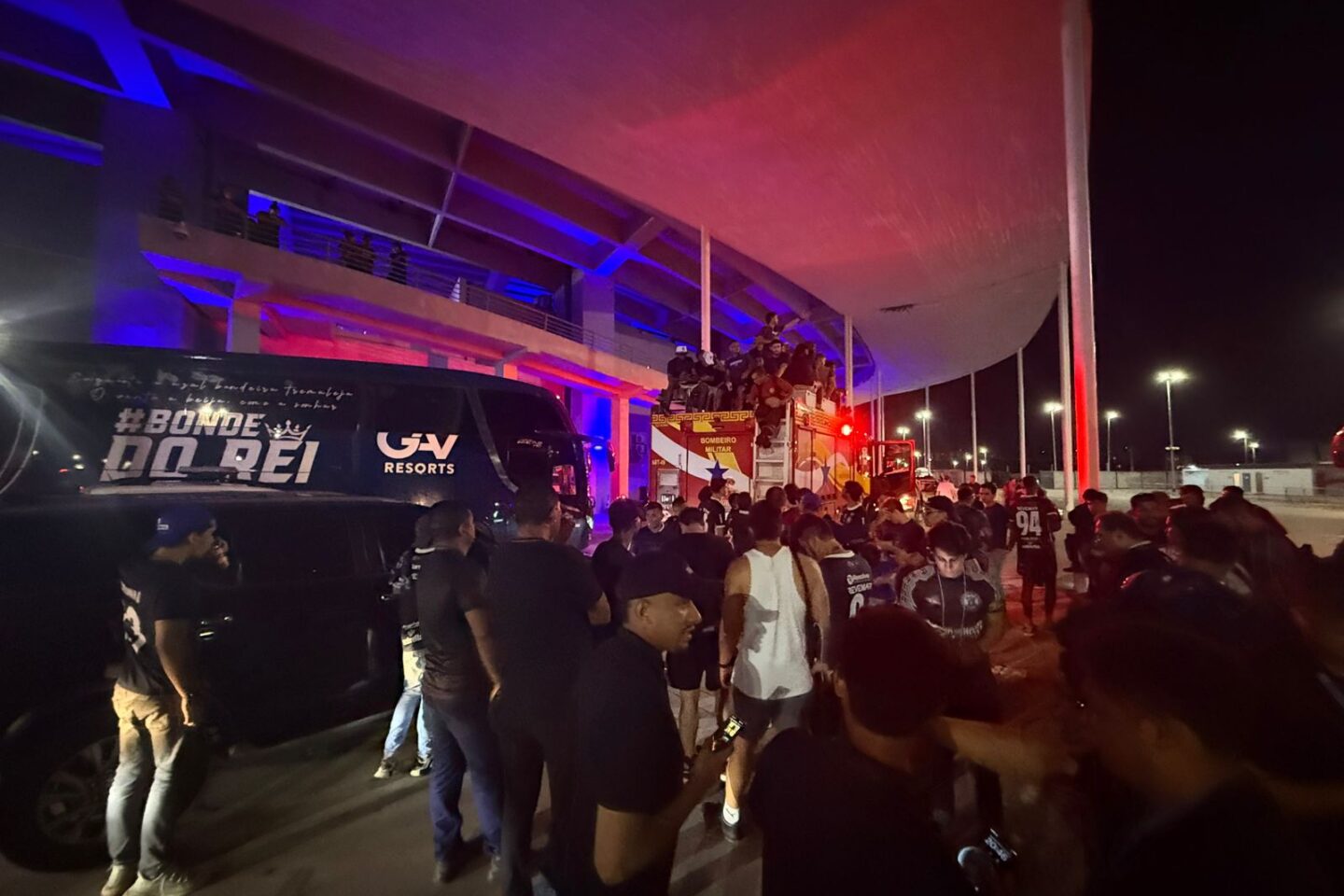 Clube do Remo deixa o Mangueirão em carro do Corpo de Bombeiros rumo à Aldeia Cabana sob festa da torcida