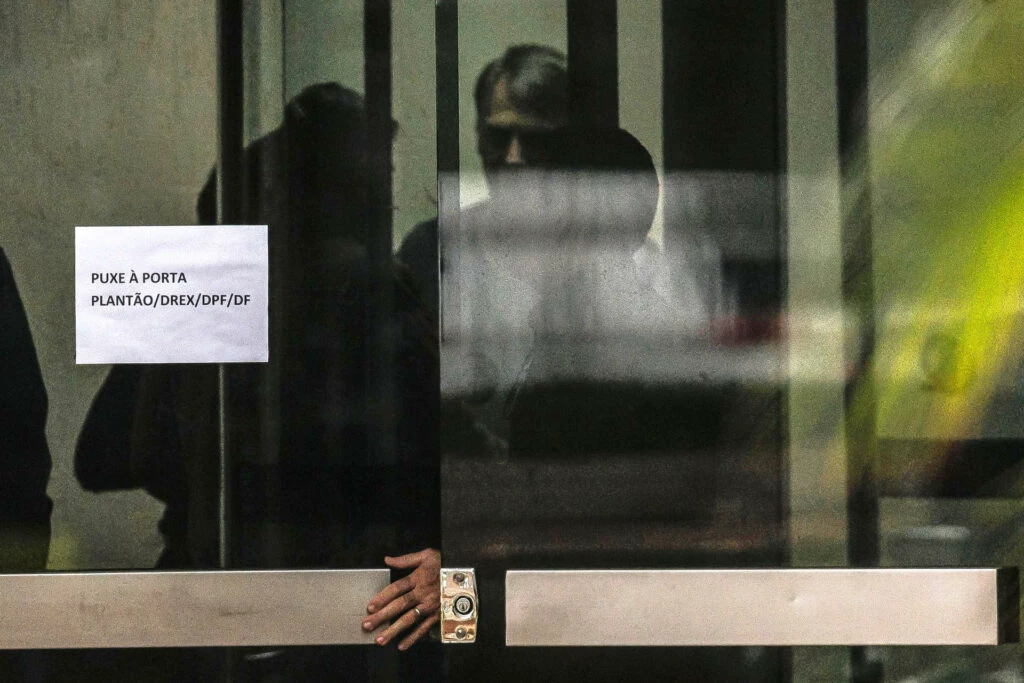 Na prisão, Bolsonaro evita comer refeições oferecidas pela PF