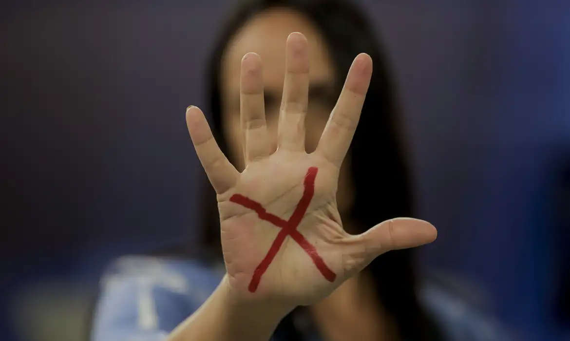 Caminhos da Reportagem traz mulheres que romperam violência doméstica