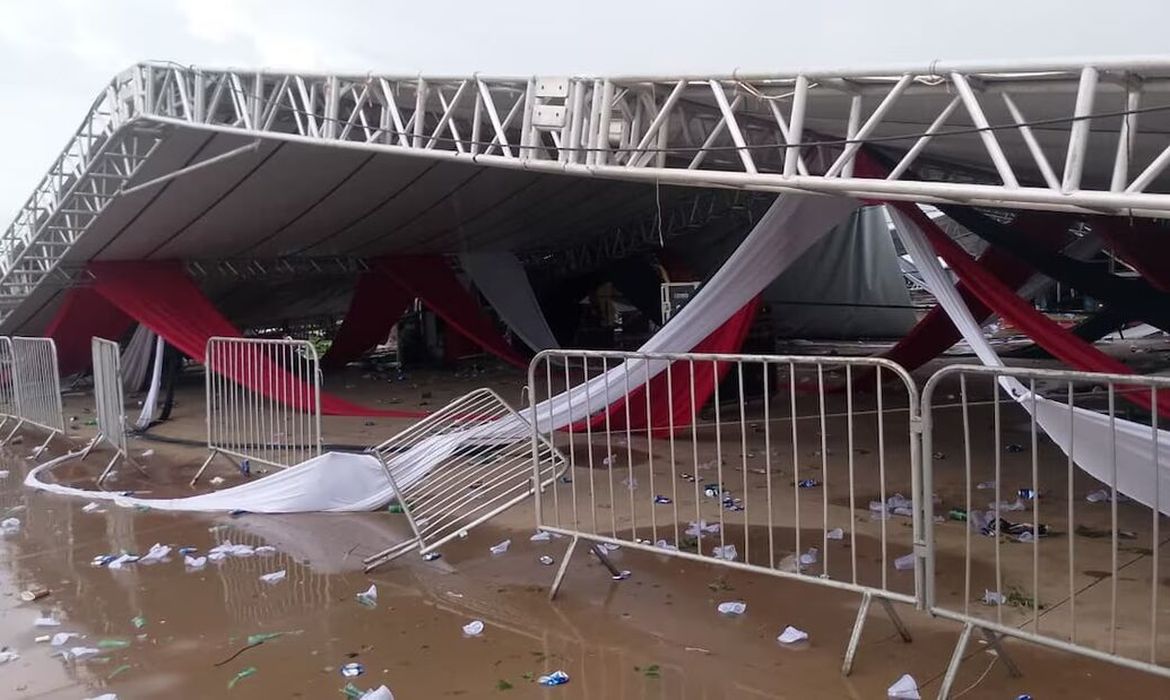 SP: Uma pessoa morre e 40 se ferem em queda de estrutura durante festa