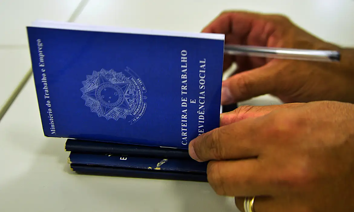 Ampliação do número de carteiras assinadas é sustentada, diz IBGE