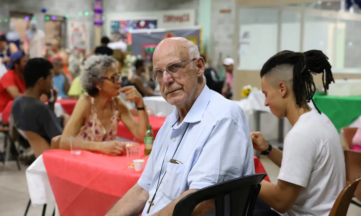 Júlio Lancelotti promove almoço de natal para moradores de rua em SP