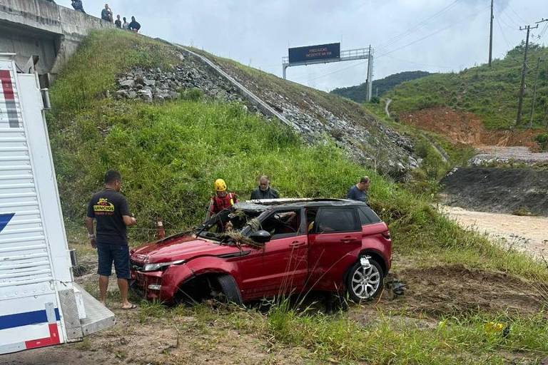Casal e bebê morrem após carro ser arrastado por correnteza