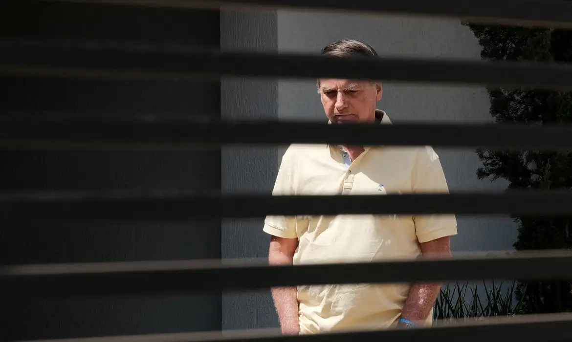 Bolsonaro é autorizado a cumprir prisão domiciliar e repercute na imprensa internacional