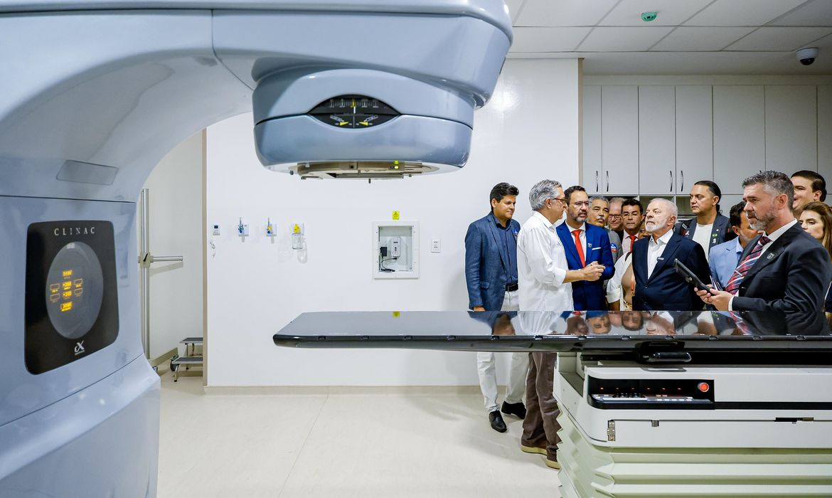 Lula inaugura serviços de radioterapia em cinco cidades do país