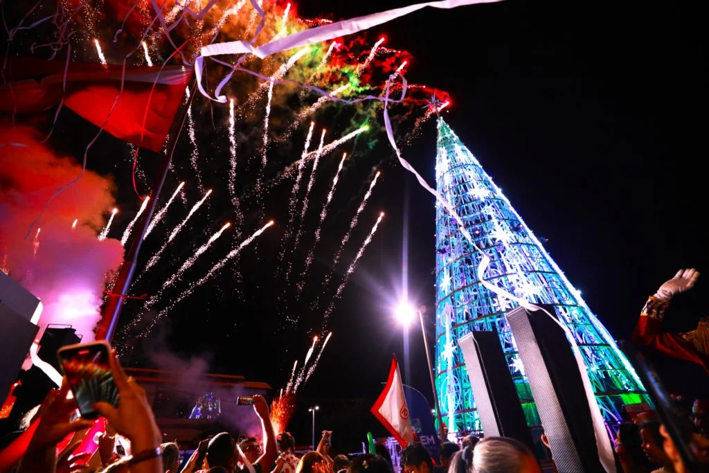 Belém recebe iluminação de Natal inédita com árvore de 32 metros