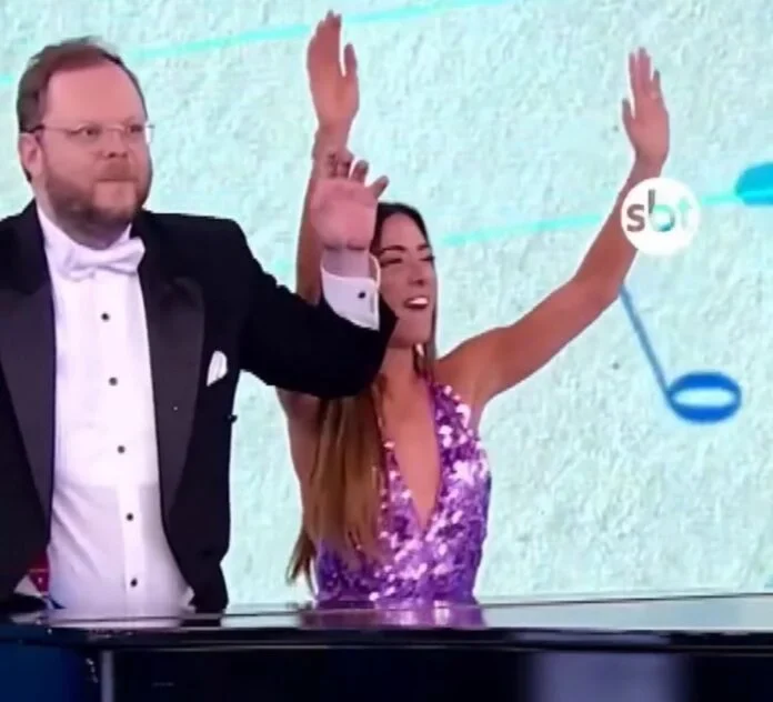 Patricia Abravanel tira as calças no palco para tocar piano e deixa público boquiaberto