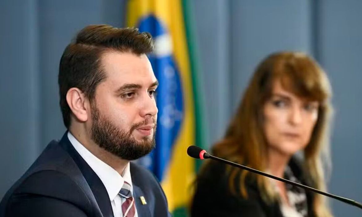 Moraes pede que Filipe Martins explique uso de rede social