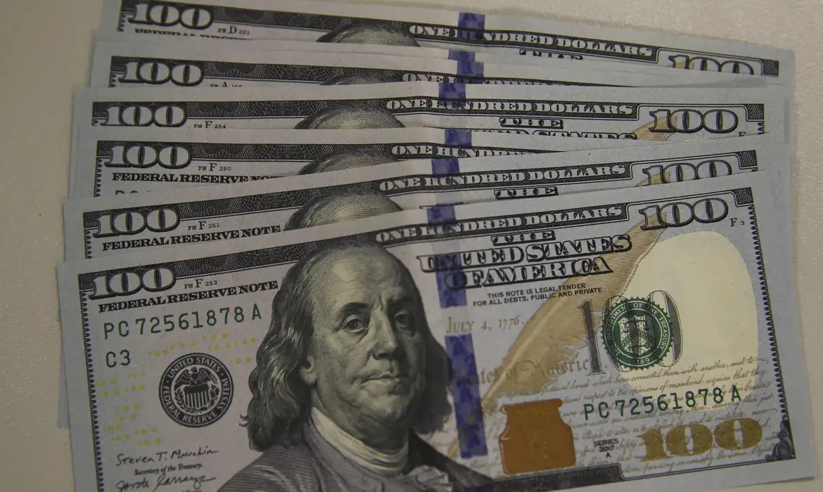 Após sete altas seguidas, dólar cai 0,95% e fecha em R$ 5,53