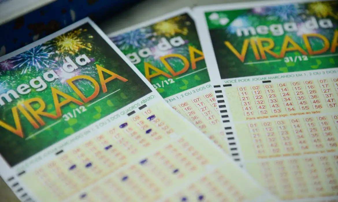 Lotéricas ficam cheias em dia de sorteio da Mega da Virada