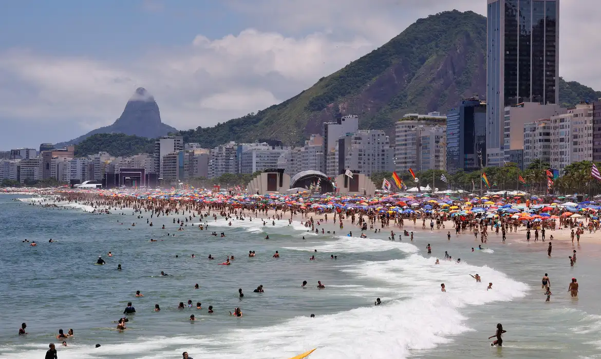 Ultraleve cai no mar de Copacabana, no Rio de Janeiro