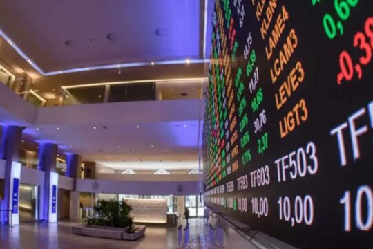Bolsa sobe mais de 3% e encosta nos 172 mil pontos com recuos de Trump