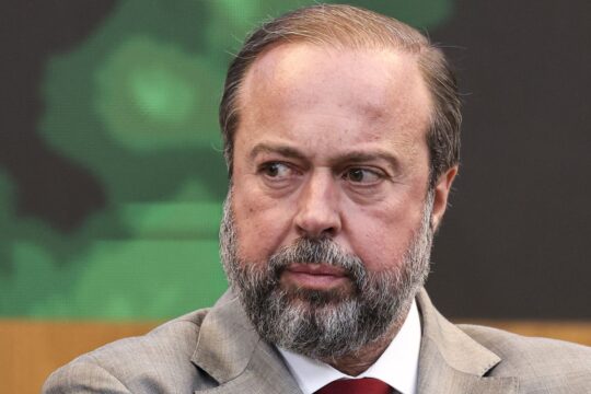 Ministro cobra solução para vazamento de água em minas da Vale