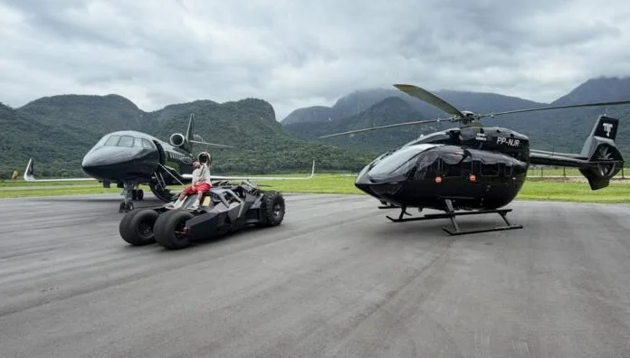 Neymar ostenta Batmóvel, jato e helicóptero em mansão no RJ