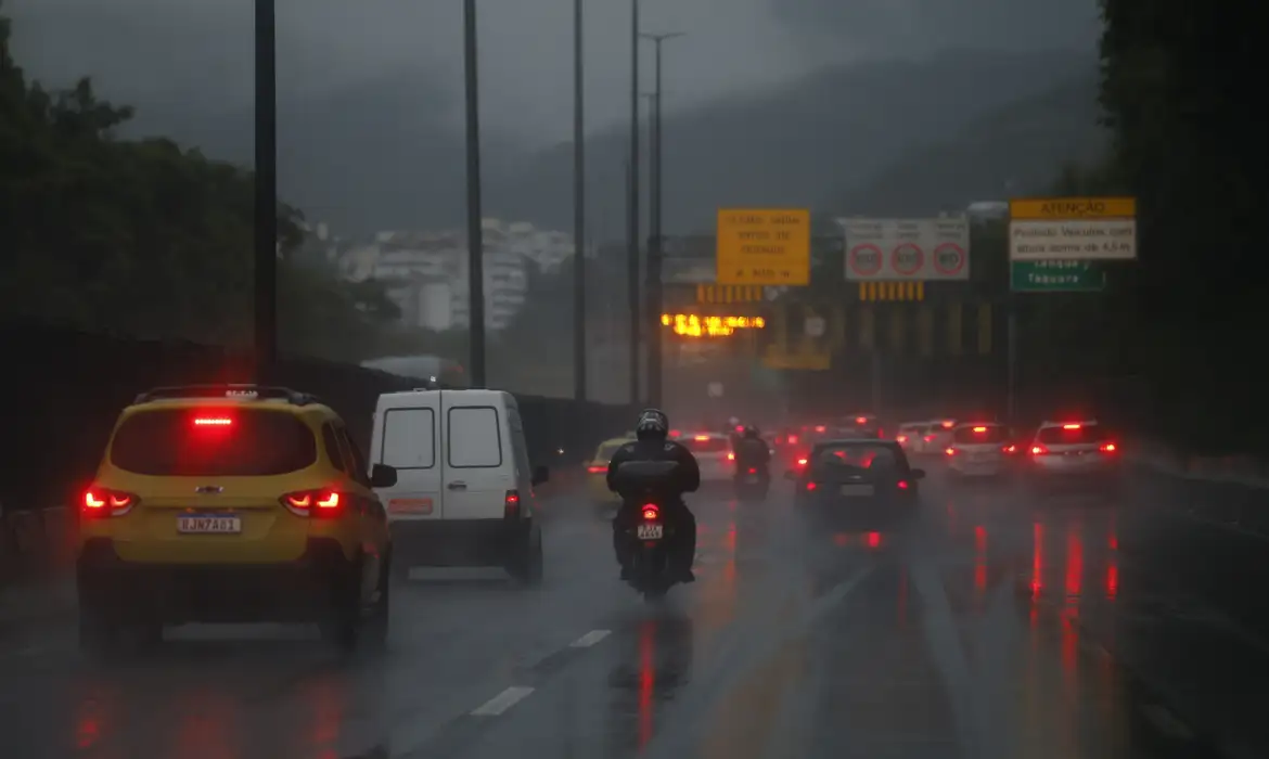 Defesa Civil do RJ alerta para chuvas intensas no estado até segunda