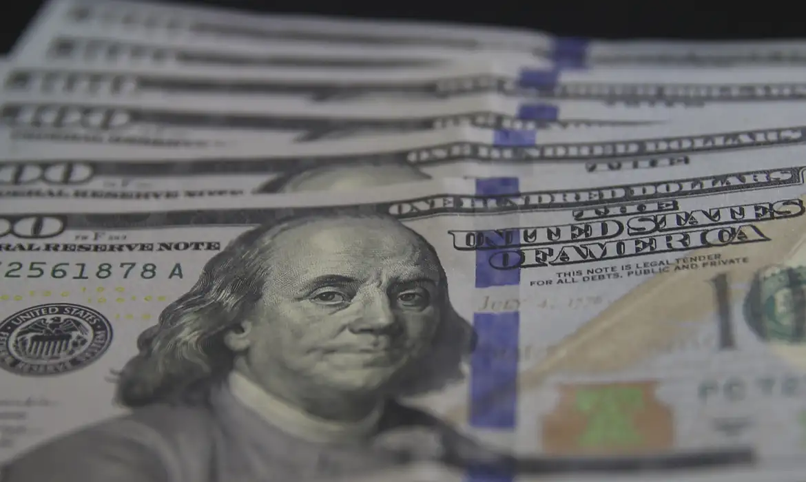 Dólar cai para R$ 5,40 após invasão à Venezuela