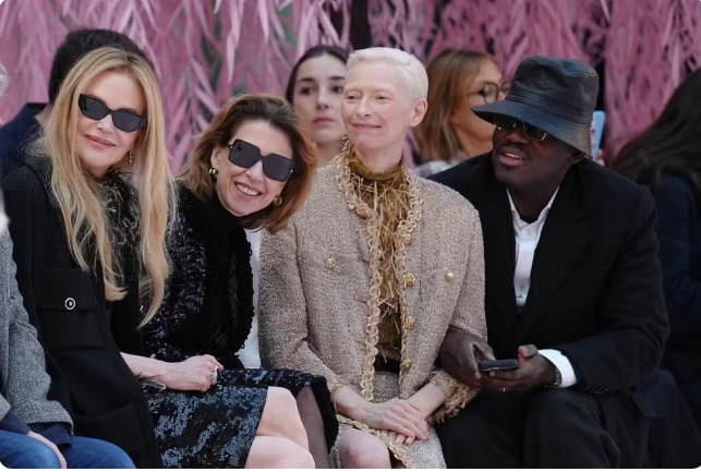 Em Paris, Fernanda Torres prestigia desfile da Chanel com estrelas de Hollywood