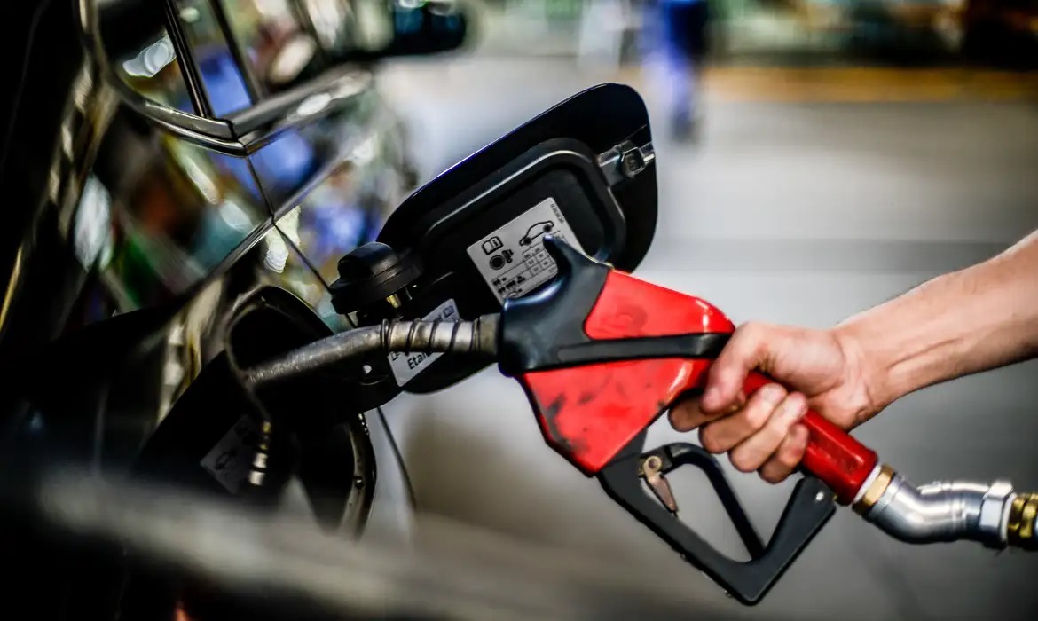 Gasolina mais barata? Entenda a redução no preço e o que muda para o consumidor
