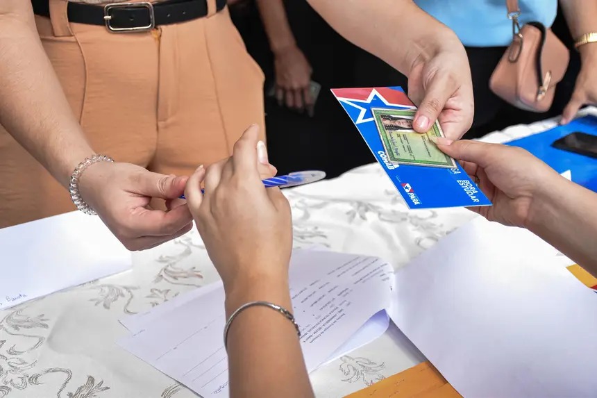 Mais de 270 alunos do ensino técnico recebem cheques do Bora Estudar