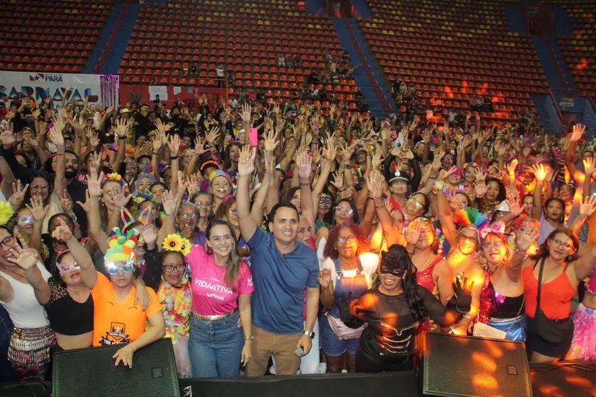 Baile de Carnaval da Melhor Idade reúne 3 mil idosas em Belém