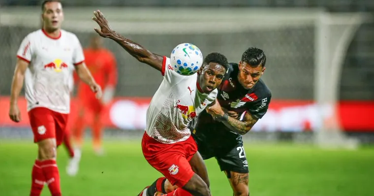 Bragantino e Athletico empatam sob fortes chuvas e com expulsões em jogo movimentado