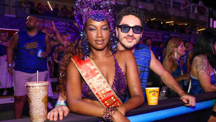 Iza assume namoro com João Vitor Silva no Carnaval e celebra com beijão em público
