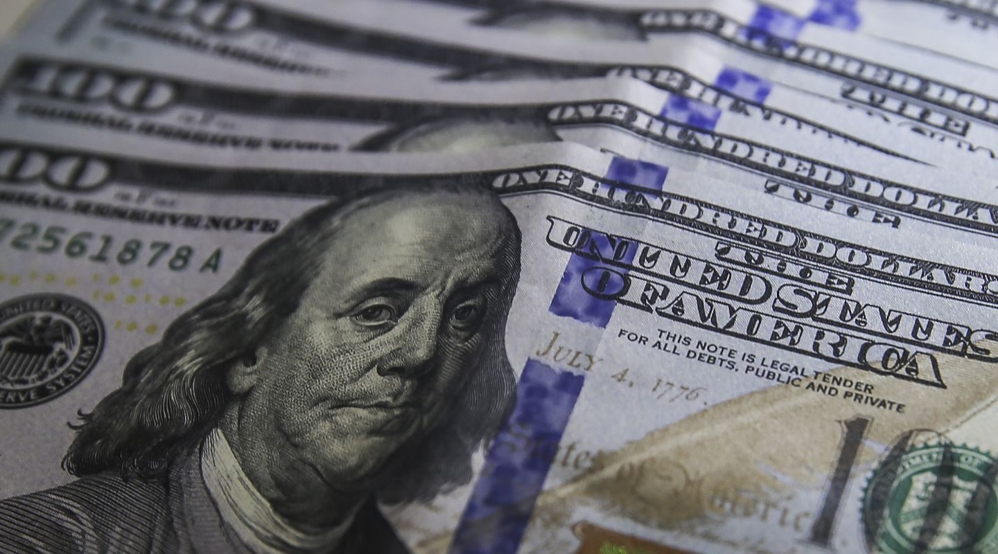 Ibovespa cai e dólar fecha estável em dia de tensão externa