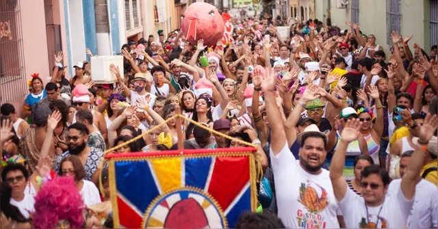 Carnavalzão reúne blocos tradicionais nas ruas da Cidade Velha em Belém