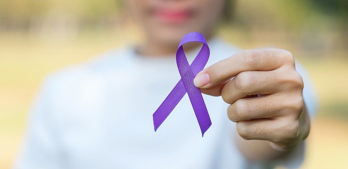 Fevereiro Roxo amplia debate sobre doenças crônicas e os direitos de pessoas com lúpus, fibromialgia e Alzheimer