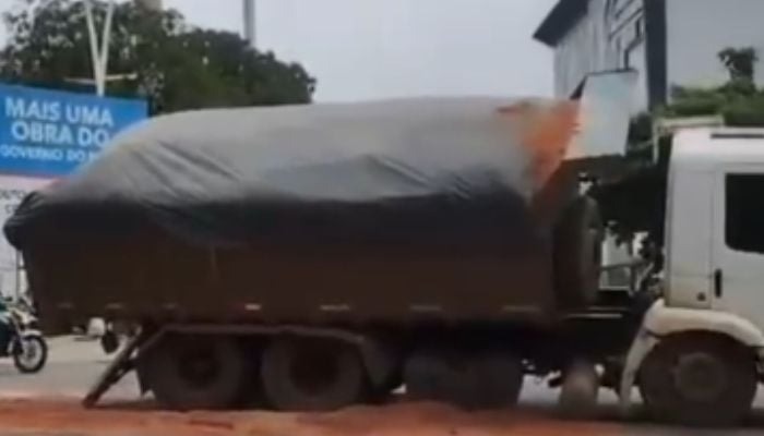 Caminhão quebra em cruzamento e derrama areia na João Paulo II, em Belém