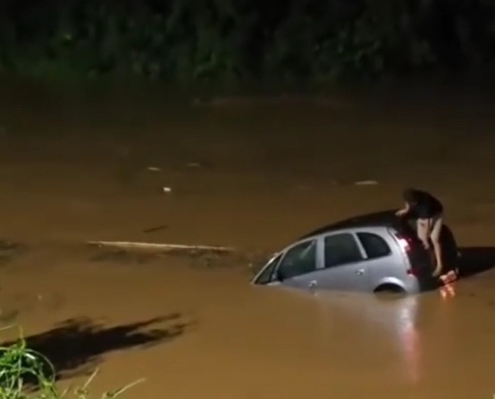 Motorista se salva de carro submerso após quebrar vidro em SC