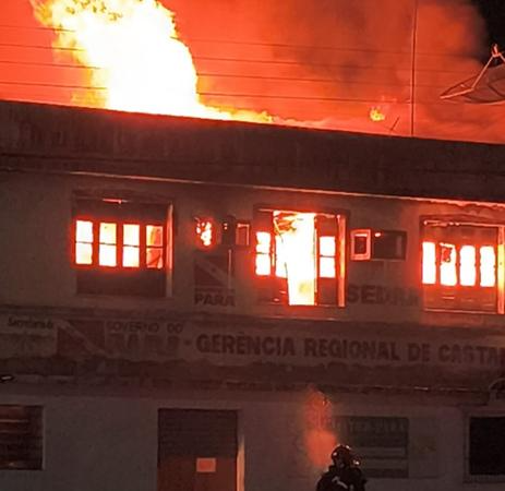 Incêndio atinge prédio da Sedap em Castanhal na madrugada deste sábado (14)